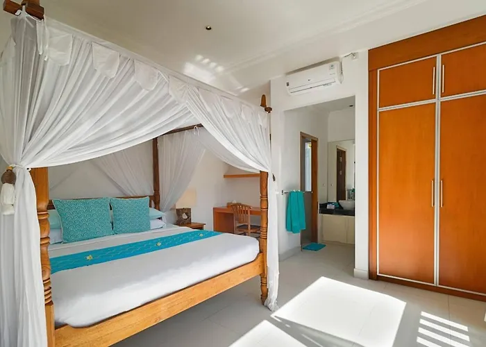 Super Value 3 Bed, Seminyak, Walk To Villa